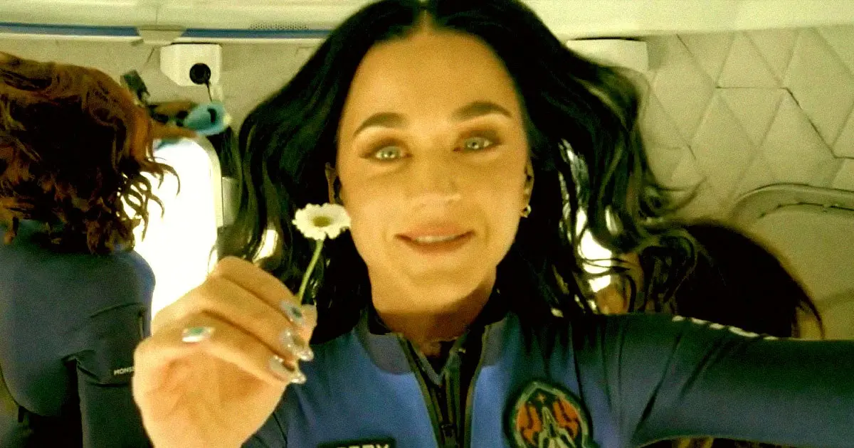 Katy Perry en plein space trip et qui tient une marguerite parce que pourquoi pas